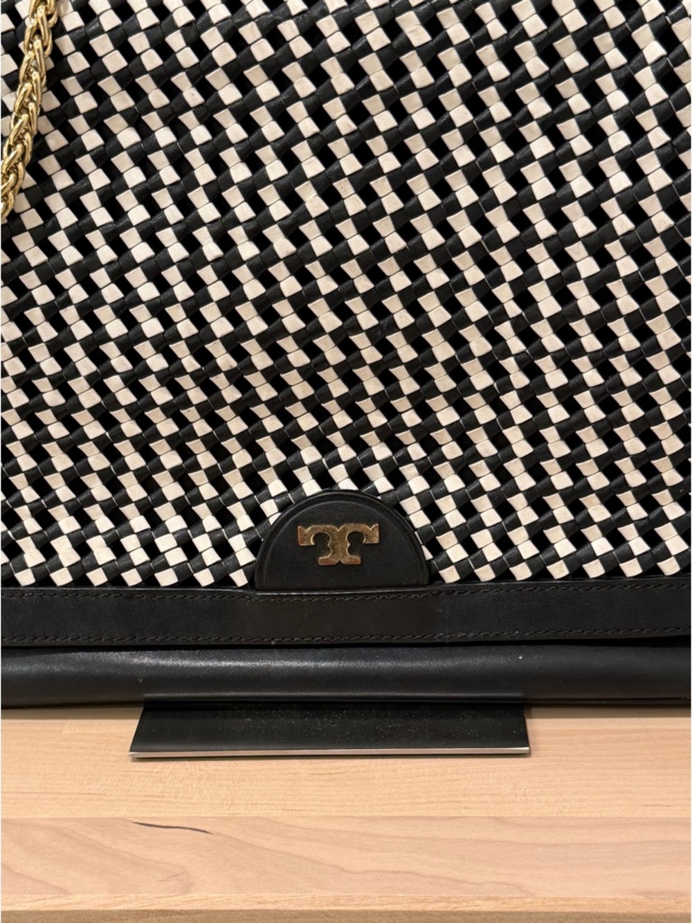EUC RARE Tory Burch crossbody with gorgeous unique metal strap. - Picture 3 of 9